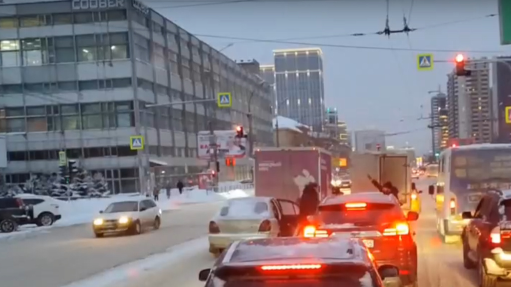 Новосибирец устроил стрельбу посреди пробки на улице Кирова. ВИДЕО