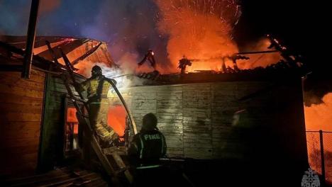 Опубликованы фото тушения пожара в Омске, где погибли два человека