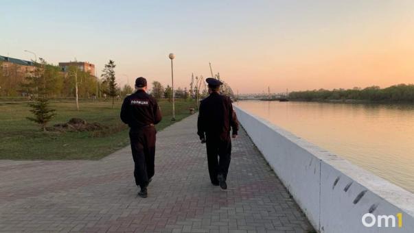 Омич в отделении банка пытался выдать себя за иностранного гражданина