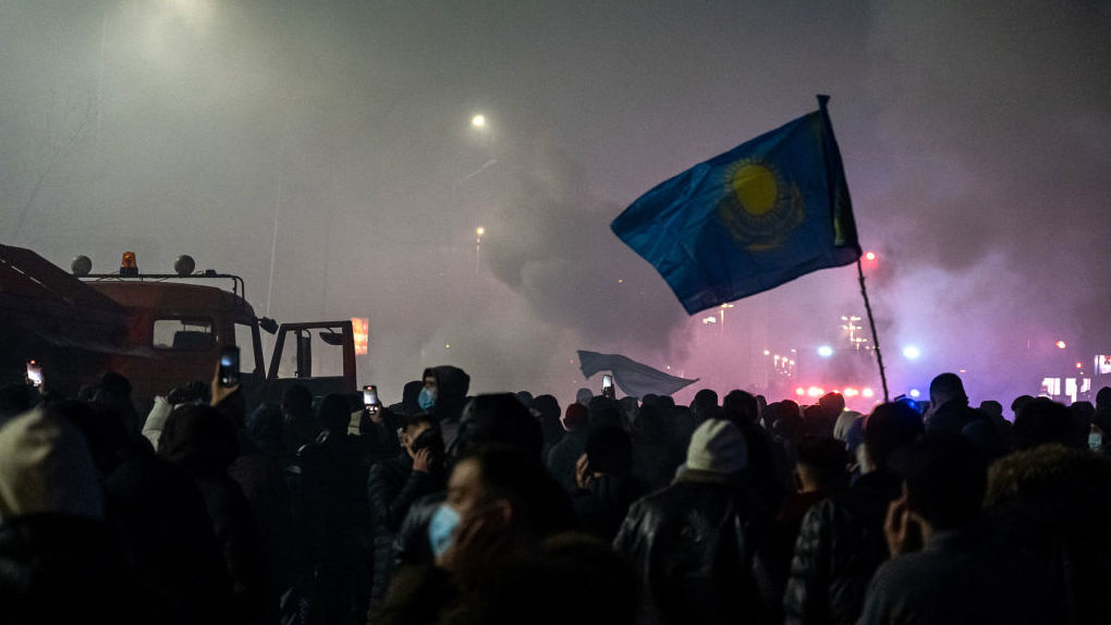 В Казахстане началась интенсивная перестрелка между военными и протестующими