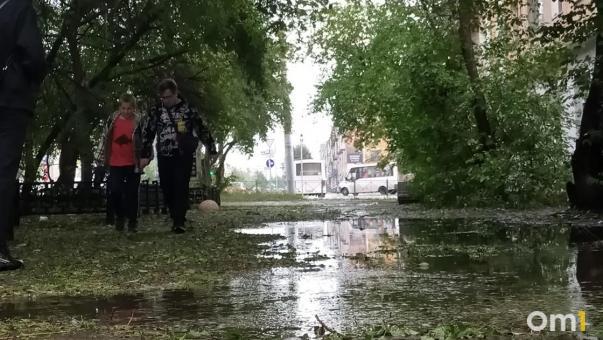 Торговая палатка чуть не убила омичку посреди дня