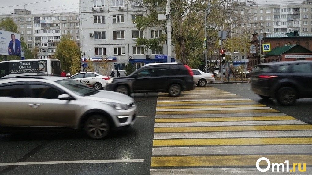 В центре Омска на пешеходном переходе произошла авария. Есть жертвы