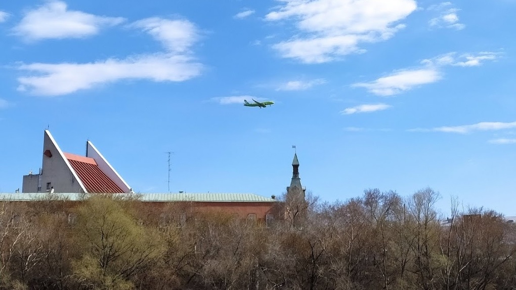 Самолет москва омск прилетел. Фото из самолета Омск. Заброшенные самолеты в Омске. Посадил простреленный самолет.