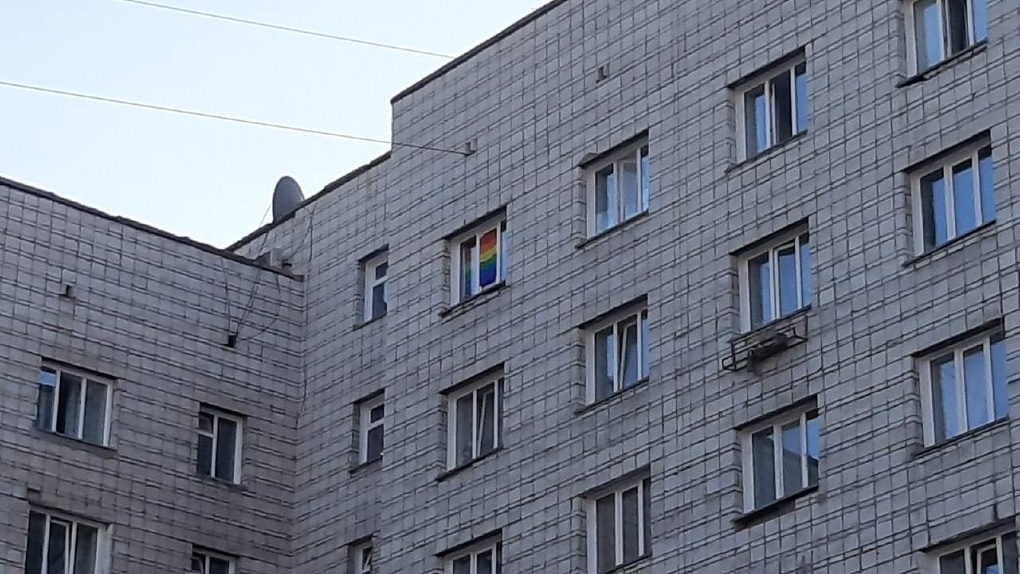ЛГБТ-флаг на окнах общежития новосибирского вуза возмутил православных активистов
