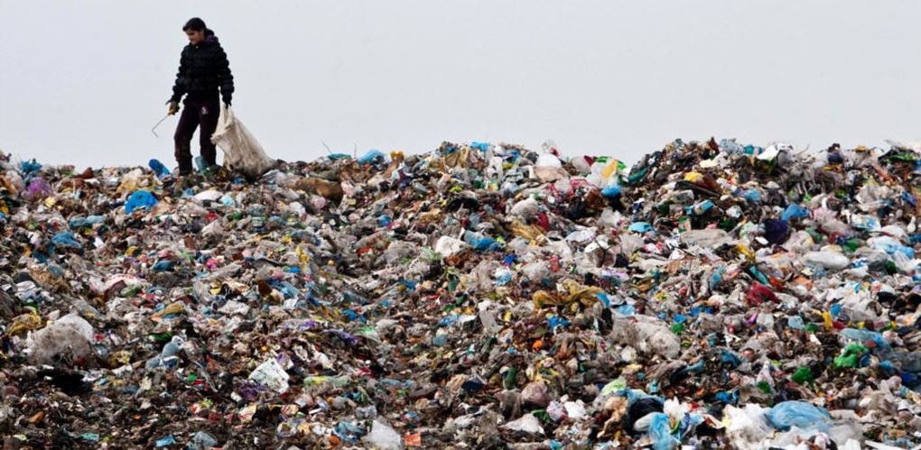 Омичей возмущают груды мусора по всему городу - ФОТО