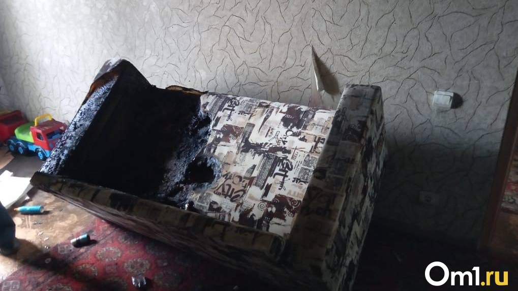 Мама мальчиков, которые задохнулись в запертой комнате в Омске, рассказала, почему оставила малышей одних