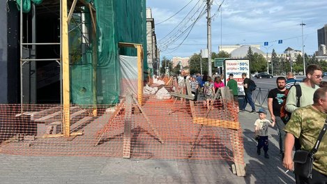 В центре Новосибирска гора строительного мусора перегородила пешеходам тротуар