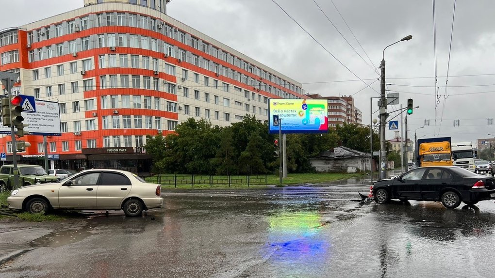 В Омске в аварии на перекрёстке пострадал подросток