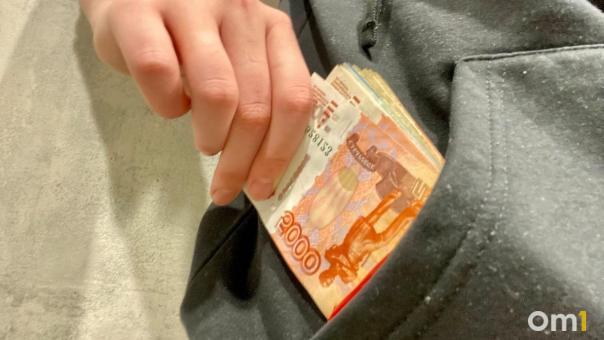Инструктор омской автошколы обманул курсантов почти на 300 тысяч рублей
