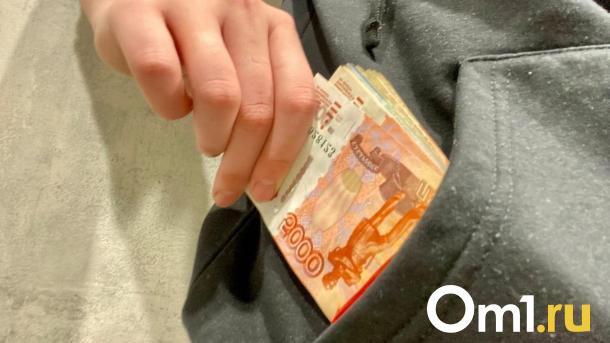 Инструктор омской автошколы обманул курсантов почти на 300 тысяч рублей