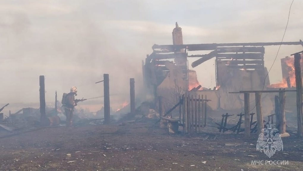 В Омской области загорелось село Новокарасук