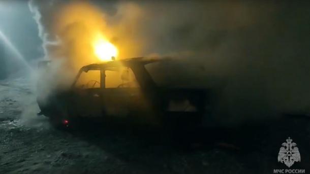 У омича дотла сгорела неисправная машина — ВИДЕО