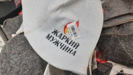 «Пивные войска», звероноски из Чебурашки и танк: какие странные подарки на 23 февраля можно найти в Омске