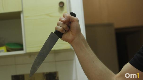Омич вспорол себе живот, пока делал ремонт