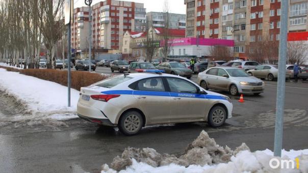 Омский школьник с друзьями купил машину и сел за руль
