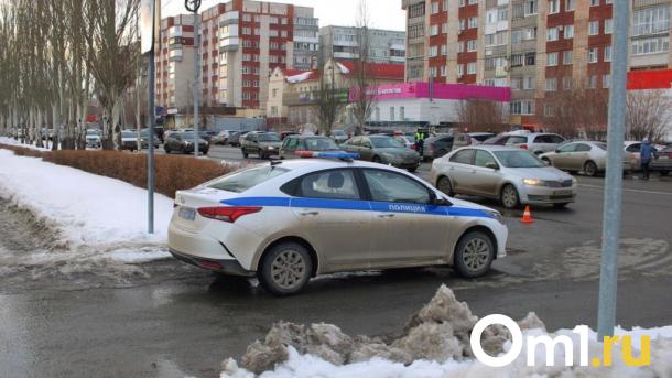 Омский школьник с друзьями купил машину и сел за руль