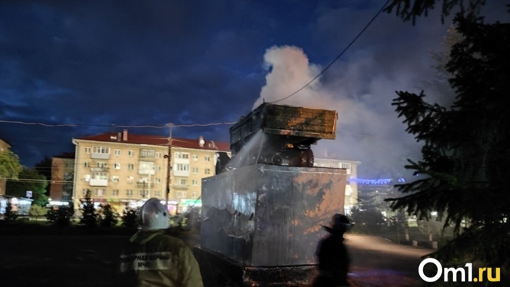 Что будет дальше? В Омске сотрудники СибАДИ начали восстанавливать горевший автомобиль-памятник ЗИС