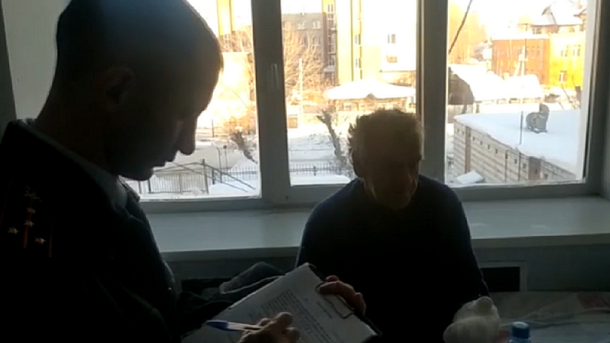 Получил обморожение и травму головы: упавшего в овраг пенсионера спасли офицер и машинисты в Новосибирске