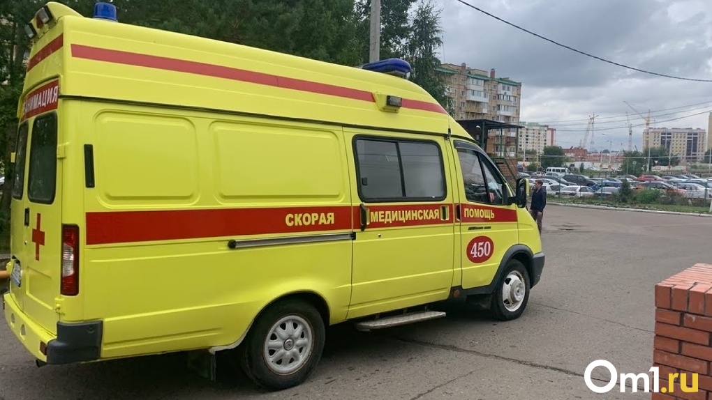 Забастовка скорой? В Омске медики везут задыхающихся пациентов к зданию Минздрава