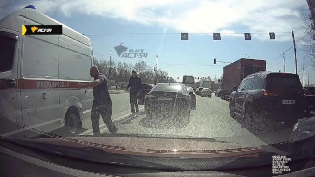 В Новосибирске водитель скорой подрался с автохамом, который не уступил ему дорогу
