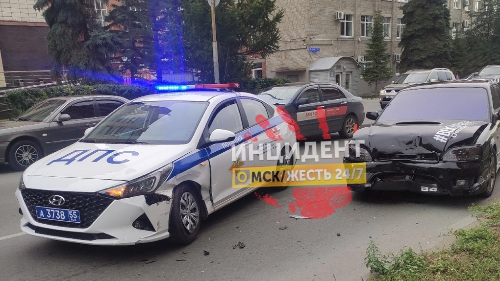 В центре Омска полицейский Hyundai столкнулся с тонированным Subaru
