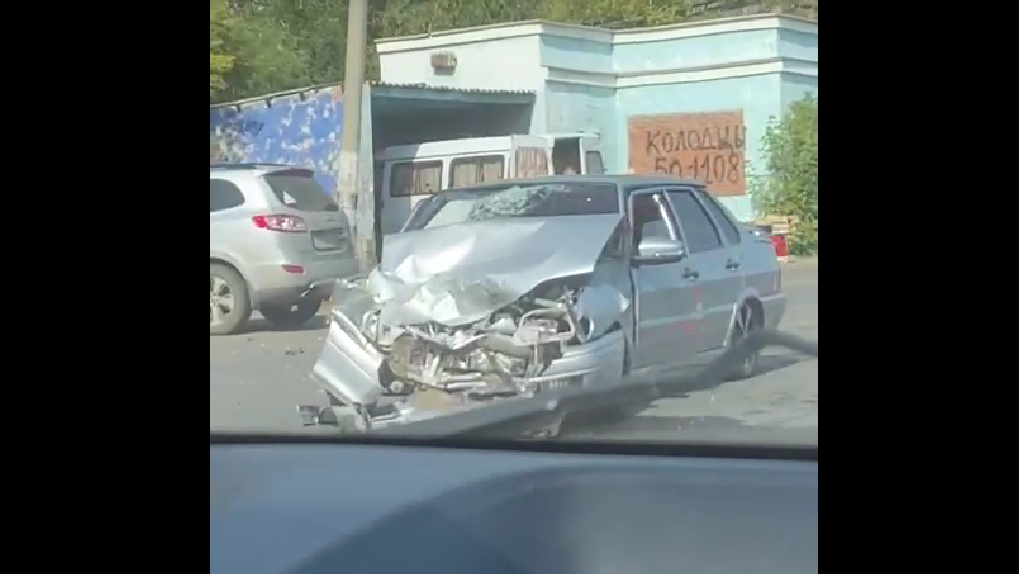 Четырёх человек увезли в больницу после аварии на Пушкинском тракте в Омске