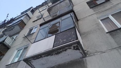 Задержать не удалось — новосибирец выпал из окна подъезда со второго этажа и пошёл по своим делам