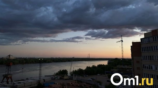 Сильный порывистый ветер сохранится в Омске ещё на сутки