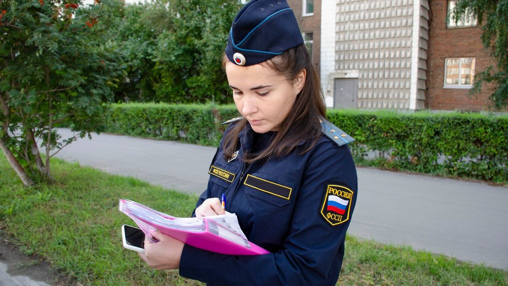 У омички прямо на улице забрали автомобиль за долги бывшей владелицы