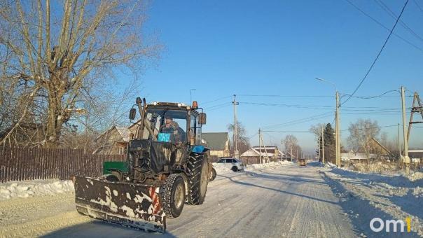 К уборке Омска от снега начали привлекать хлеборобов