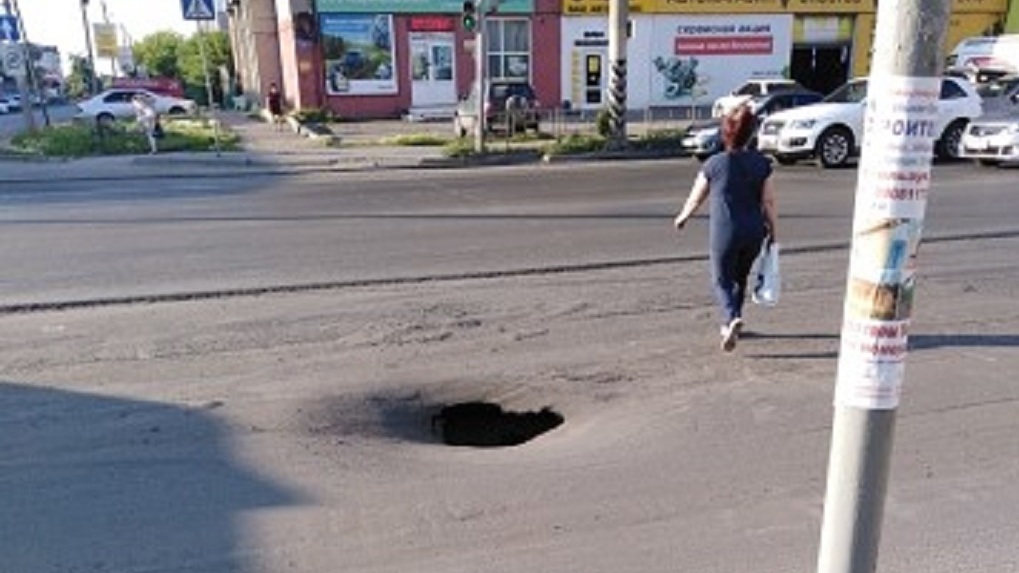 В Омске на одной из центральных магистралей провалился асфальт