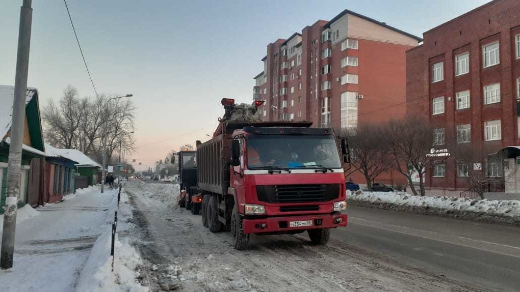 В мэрии отчитались, что снег с улиц Омска убирают круглосуточно