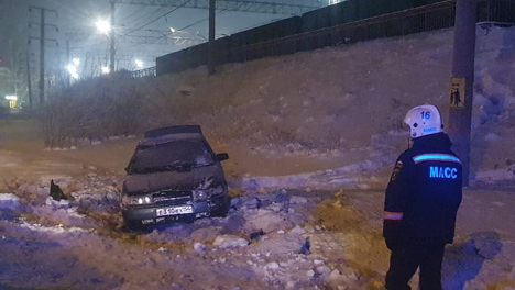 В новогоднюю ночь водитель ВАЗа в Новосибирске вылетел с дороги в кювет