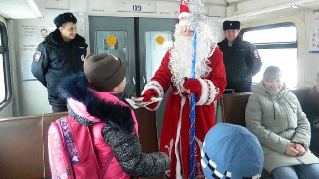 Поезд на новогодние праздники. Вагон Деда Мороза. Дед Мороз в электричке. Дед Мороз и Снегурочка в электричке. Электричка новый год.