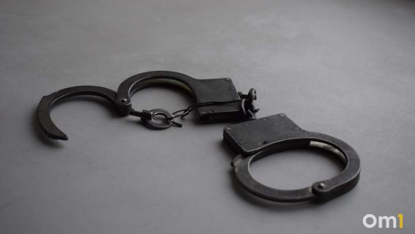 Злоумышленник обокрал омича на 15 тысяч рублей и потратил вырученное на спиртное