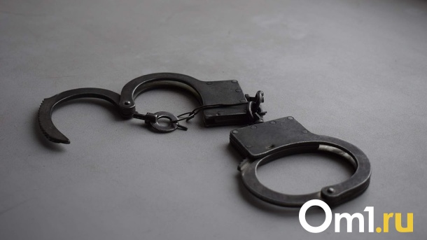 Злоумышленник обокрал омича на 15 тысяч рублей и потратил вырученное на спиртное
