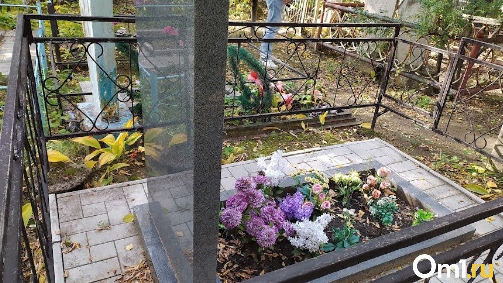 Не поделили дорогу: на кладбище под Омском подрались двое мужчин