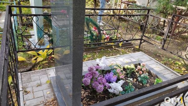 Не поделили дорогу: на кладбище под Омском подрались двое мужчин