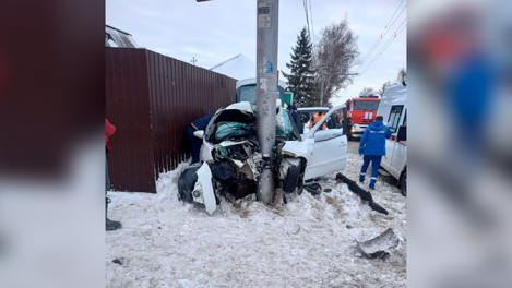 Протаранила столб: в Новосибирске LADA Granta попала в ДТП и превратилась гору металлолома