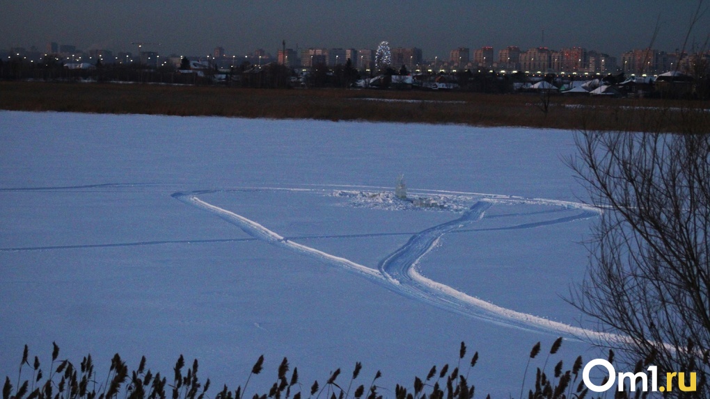 Ходят по тонкому льду: сотрудники МЧС отлавливают омичей, гуляющих по замерзшему Иртышу