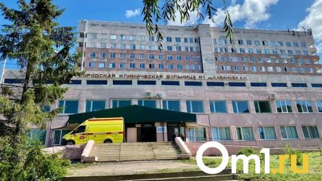 Стало известно, сколько зарабатывают хирурги в Омской области
