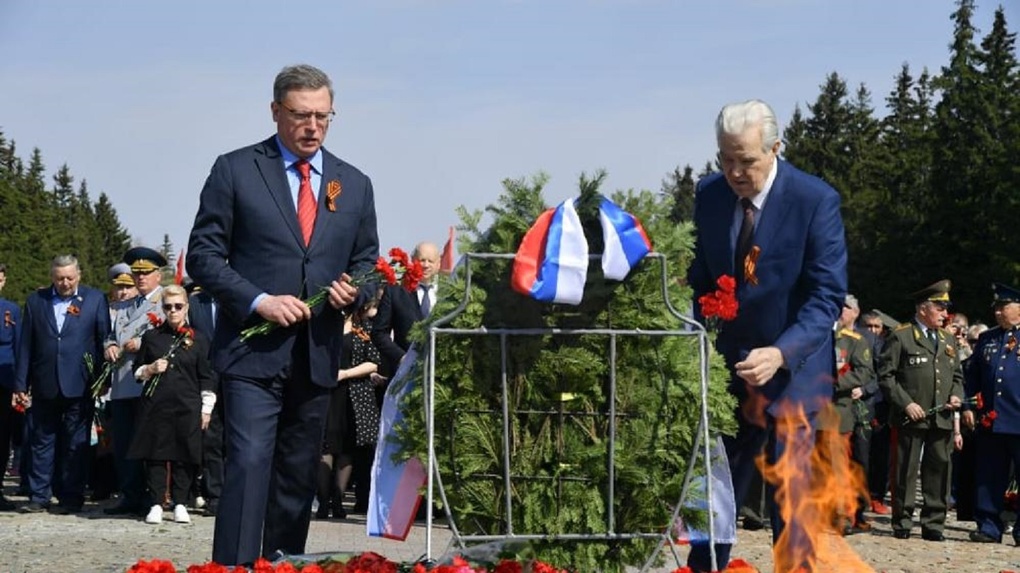 Дня Победы в Омске начался с возложения венков к монументам воинской славы и Вечному огню