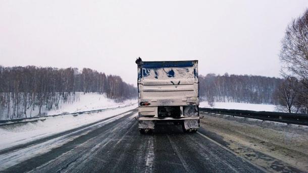 Движение большегрузов в Новосибирске ограничили сразу на трёх дорогах