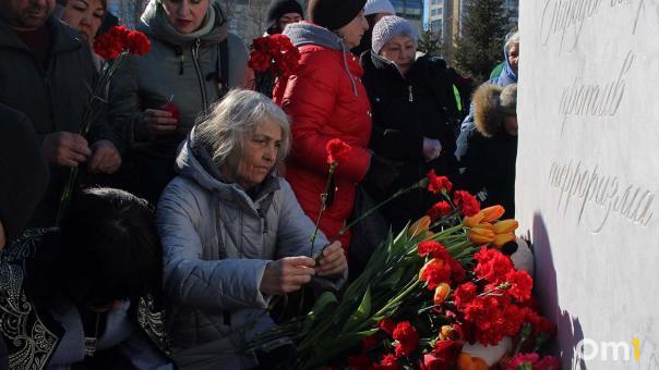 «Такое зло свершилось»: сотни омичей почтили память погибших в «Крокусе»