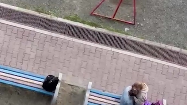 В Новосибирске страстная пара устроила секс на лавочке. ВИДЕО
