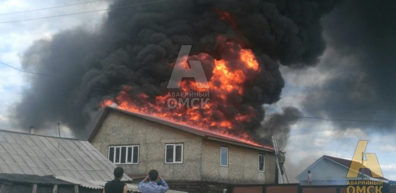 На окраине Омска полностью сгорела баня — ВИДЕО