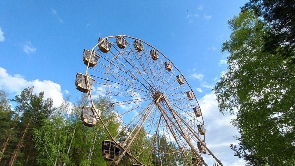 В Новосибирске на пляже «Звезда» установили колесо обозрения