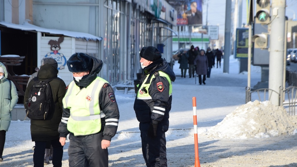 Штрафы до семи тысяч. Омских водителей начнут наказывать за выброшенный мусор