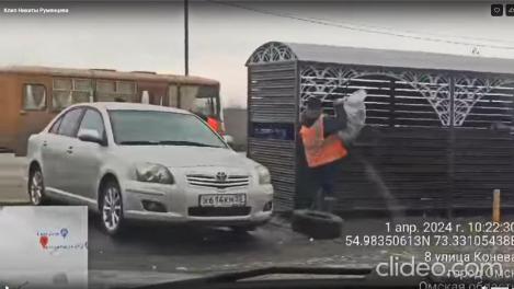 Мэрия прокомментировала новость о том, что омские дорожники подкидывают мусор в контейнеры горожан