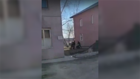 Толпа неизвестных избила мужчину на улице Хилокской в Новосибирске
